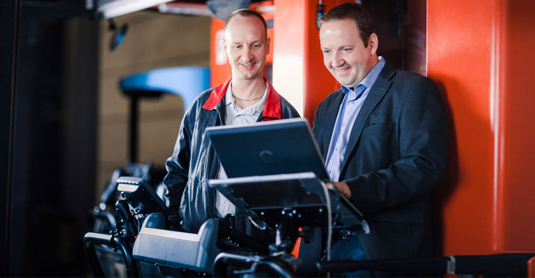 Kontrukteur der an einem Gerät arbeitet