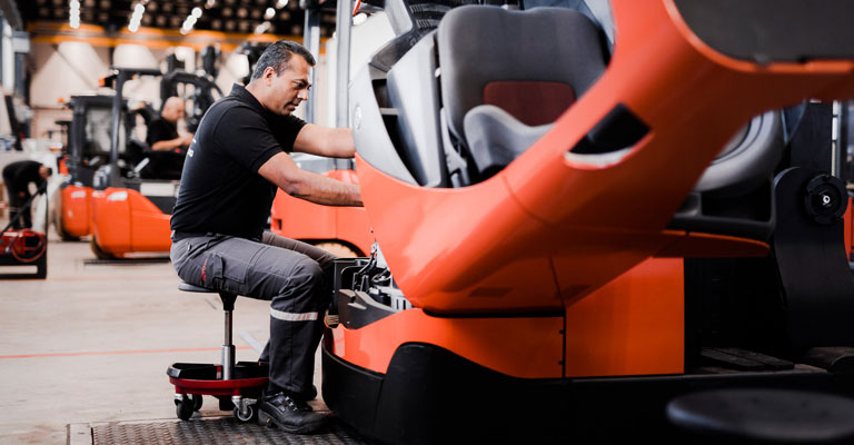 Servicetechniker der an einem Gerät arbeitet